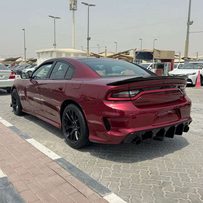 Подержанный Dodge Charger SXT VII (LD) Рестайлинг, 3.6 л, 2023 в Шардже от Alfaris Used Cars Красный цвет.  | AUTO.AE