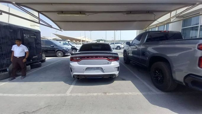 Подержанный Dodge Charger Hellcat VII (LD) Рестайлинг, 6.2 л, 2022 в Шардже от Nour Alnukhba Motors Белый цвет. Американская | AUTO.AE