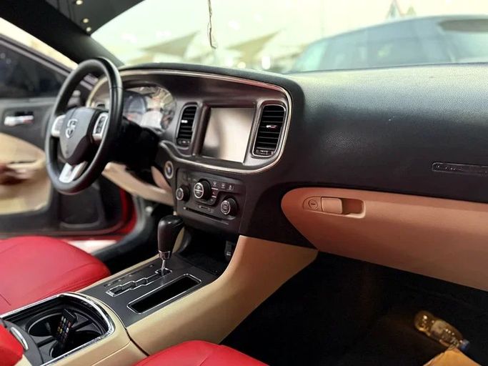 Подержанный Dodge Charger R_T VII (LD), 5.7 л, 2014 в Шардже от Al Muhtaref Used Cars Красный цвет. Американская | AUTO.AE
