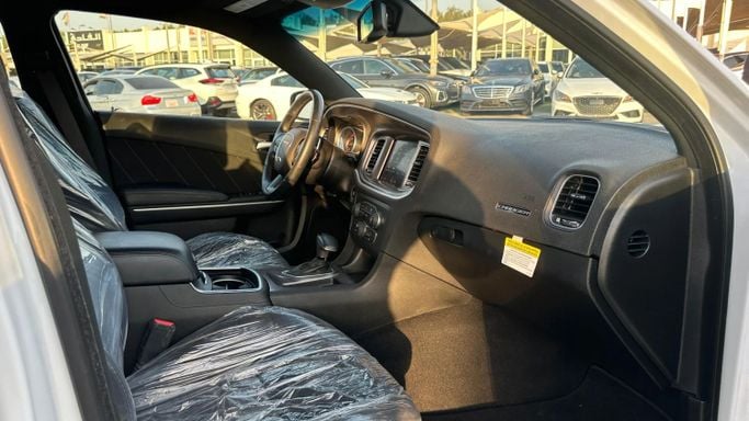 Подержанный Dodge Charger R_T VII (LD) Рестайлинг, 5.7 л, 2022 в Шардже от Kandy Cars Белый цвет. Американская | AUTO.AE