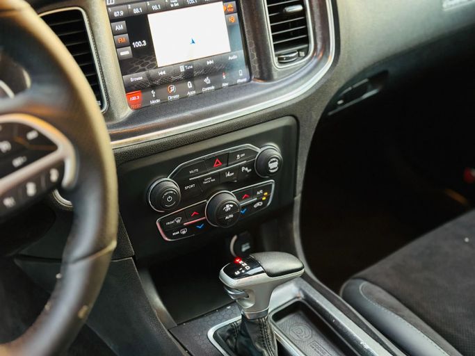 Подержанный Dodge Charger SRT VII (LD) Рестайлинг, 6.4 л, 2018 в Шардже от Kandy Cars Серебристый цвет. Американская | AUTO.AE