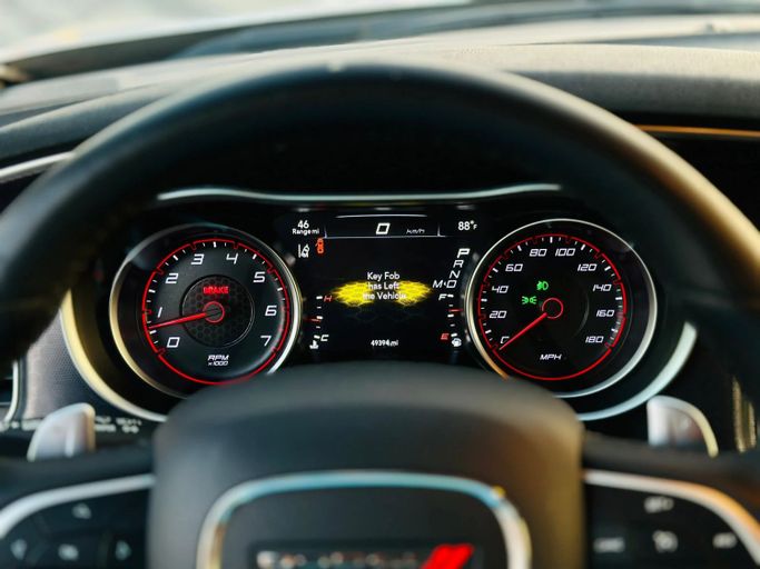 Подержанный Dodge Charger SRT VII (LD) Рестайлинг, 6.4 л, 2018 в Шардже от Kandy Cars Серебристый цвет. Американская | AUTO.AE
