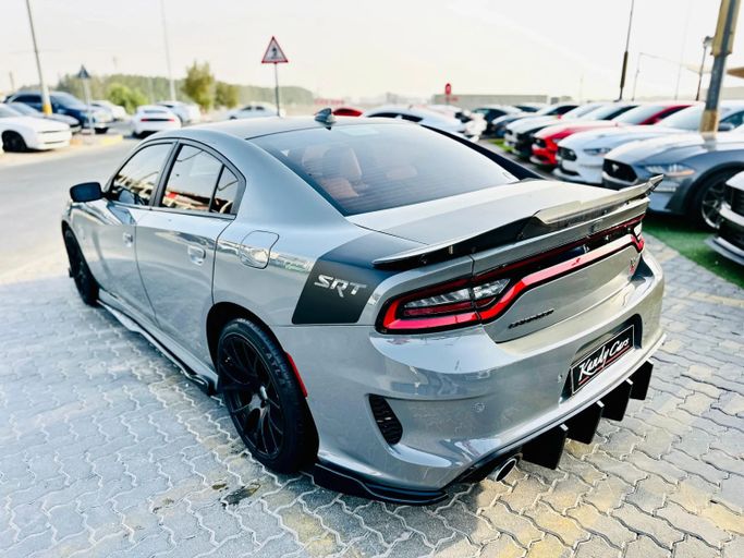 Подержанный Dodge Charger SRT VII (LD) Рестайлинг, 6.4 л, 2019 в Шардже от Kandy Cars Серый цвет. Американская | AUTO.AE