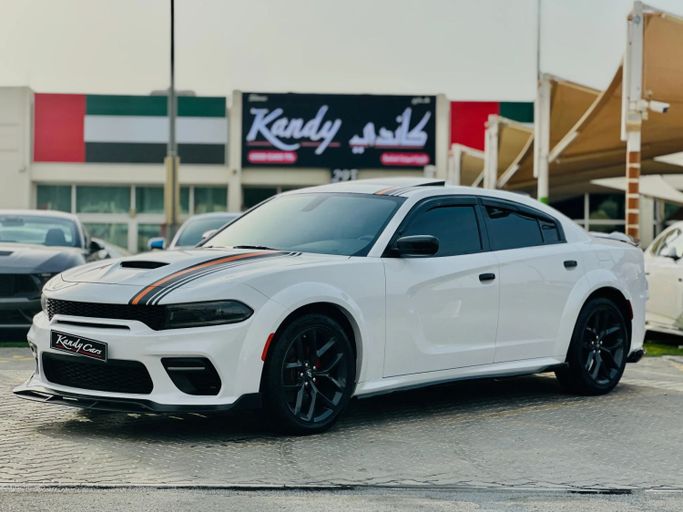 Подержанный Dodge Charger GT VII (LD) Рестайлинг, 3.6 л, 2022 в Шардже от Kandy Cars Белый цвет. Американская | AUTO.AE