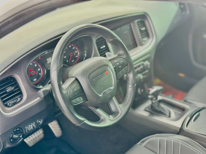 Подержанный Dodge Charger GT VII (LD) Рестайлинг, 3.6 л, 2022 в Шардже от Kandy Cars Белый цвет. Американская | AUTO.AE