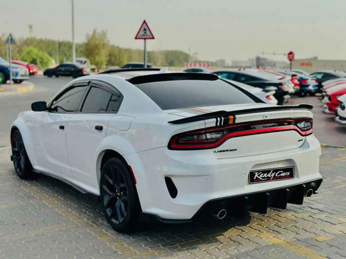 Подержанный Dodge Charger GT VII (LD) Рестайлинг, 3.6 л, 2022 в Шардже от Kandy Cars Белый цвет. Американская | AUTO.AE