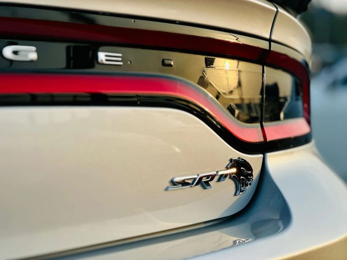 Подержанный Dodge Charger R_T VII (LD) Рестайлинг, 5.7 л, 2021 в Шардже от Kandy Cars Серебристый цвет. Американская | AUTO.AE