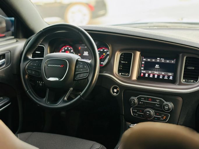 Подержанный Dodge Charger SXT VII (LD) Рестайлинг, 3.6 л, 2022 в Шардже от Kandy Cars Синий цвет. Американская | AUTO.AE