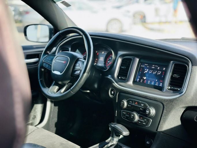 Подержанный Dodge Charger SXT VII (LD) Рестайлинг, 3.6 л, 2021 в Шардже от Kandy Cars Серебристый цвет. Американская | AUTO.AE