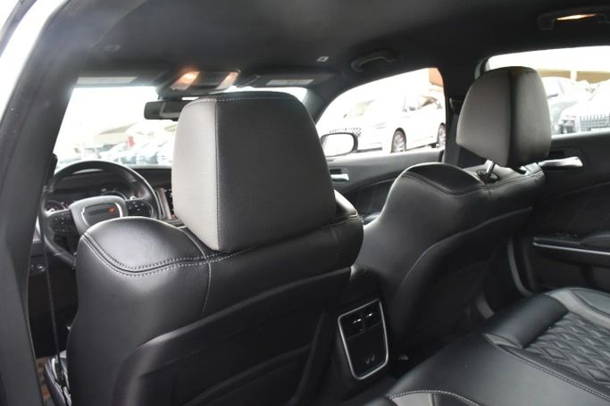 Подержанный Dodge Charger GT VII (LD) Рестайлинг, 3.6 л, 2023 в Шардже от Alfaris Used Cars Белый цвет. Other | AUTO.AE
