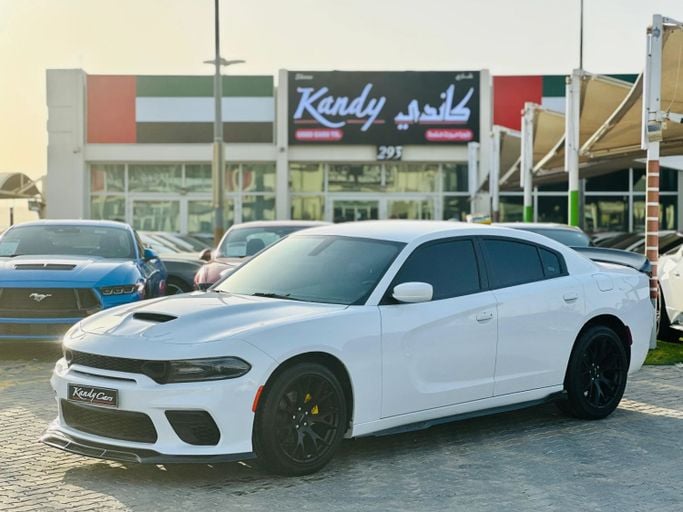 Подержанный Dodge Charger SXT VII (LD) Рестайлинг, 3.6 л, 2022 в Шардже от Kandy Cars Белый цвет. Американская | AUTO.AE
