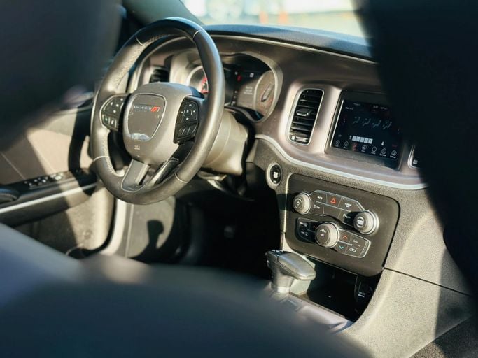 Подержанный Dodge Charger SXT VII (LD) Рестайлинг, 3.6 л, 2022 в Шардже от Kandy Cars Белый цвет. Американская | AUTO.AE