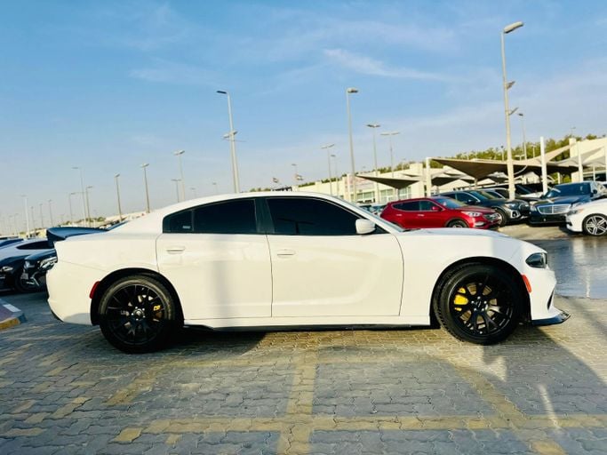 Подержанный Dodge Charger SXT VII (LD) Рестайлинг, 3.6 л, 2022 в Шардже от Kandy Cars Белый цвет. Американская | AUTO.AE