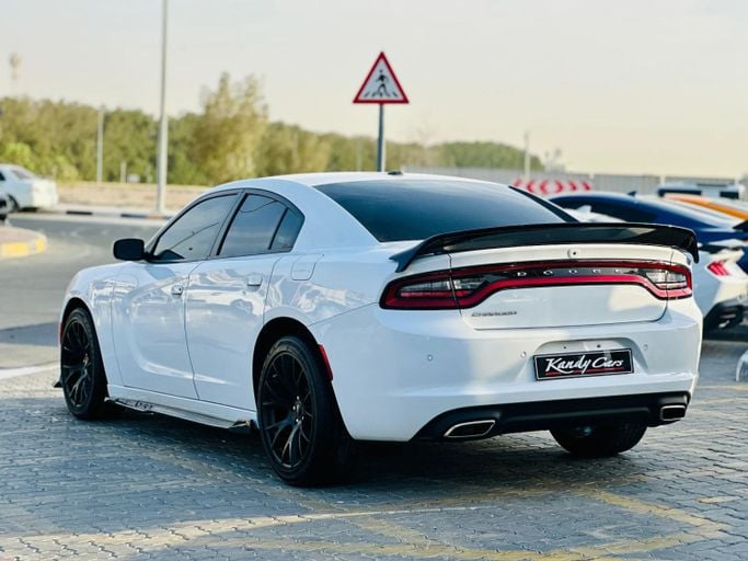 Подержанный Dodge Charger SXT VII (LD) Рестайлинг, 3.6 л, 2022 в Шардже от Kandy Cars Белый цвет. Американская | AUTO.AE