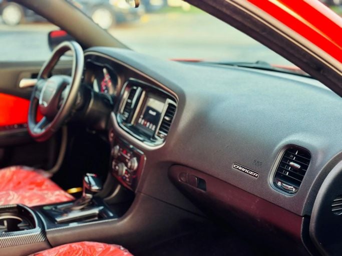 Подержанный Dodge Charger SXT VII (LD) Рестайлинг, 3.6 л, 2021 в Шардже от Kandy Cars Красный цвет. Американская | AUTO.AE