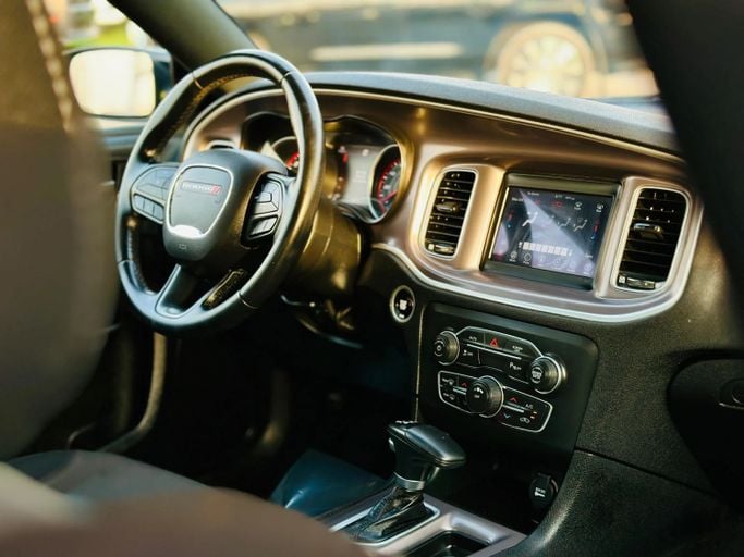 Подержанный Dodge Charger SXT VII (LD) Рестайлинг, 3.6 л, 2022 в Шардже от Kandy Cars Черный цвет. Американская | AUTO.AE