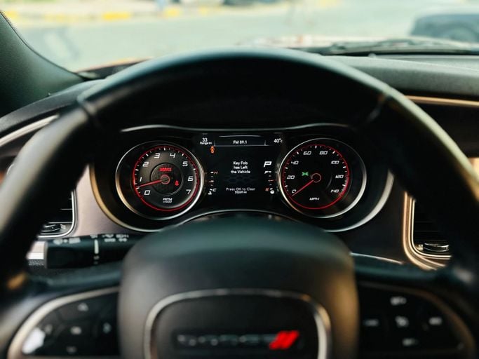 Подержанный Dodge Charger SXT VII (LD) Рестайлинг, 3.6 л, 2021 в Шардже от Kandy Cars Тёмно-бордовый цвет. Американская | AUTO.AE