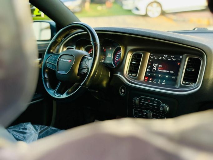 Подержанный Dodge Charger GT VII (LD) Рестайлинг, 3.6 л, 2022 в Шардже от Kandy Cars Серый цвет. Американская | AUTO.AE