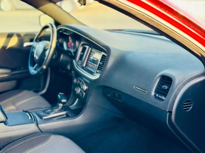 Подержанный Dodge Charger SXT VII (LD) Рестайлинг, 3.6 л, 2021 в Шардже от Kandy Cars Бордовый цвет. Американская | AUTO.AE