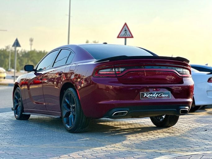 Подержанный Dodge Charger SXT VII (LD) Рестайлинг, 3.6 л, 2021 в Шардже от Kandy Cars Бордовый цвет. Американская | AUTO.AE