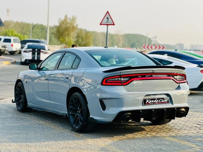 Подержанный Dodge Charger SXT VII (LD) Рестайлинг, 3.6 л, 2021 в Шардже от Kandy Cars Серый цвет. Американская | AUTO.AE