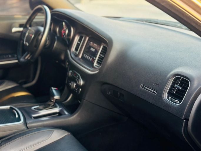 Подержанный Dodge Charger SXT VII (LD) Рестайлинг, 3.6 л, 2021 в Шардже от Kandy Cars Серый цвет. Американская | AUTO.AE