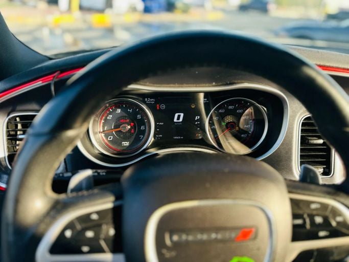 Подержанный Dodge Charger R_T VII (LD) Рестайлинг, 5.7 л, 2018 в Шардже от Kandy Cars Черный цвет. Американская | AUTO.AE