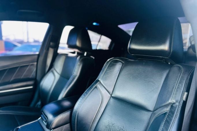 Подержанный Dodge Charger R_T VII (LD) Рестайлинг, 5.7 л, 2018 в Шардже от Kandy Cars Черный цвет. Американская | AUTO.AE