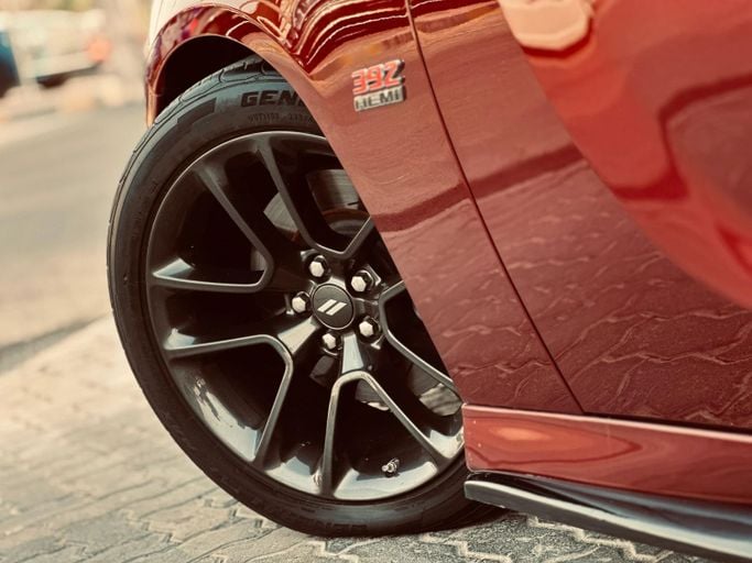 Подержанный Dodge Charger SRT VII (LD) Рестайлинг, 6.4 л, 2020 в Шардже от Kandy Cars Бордовый цвет. Американская | AUTO.AE