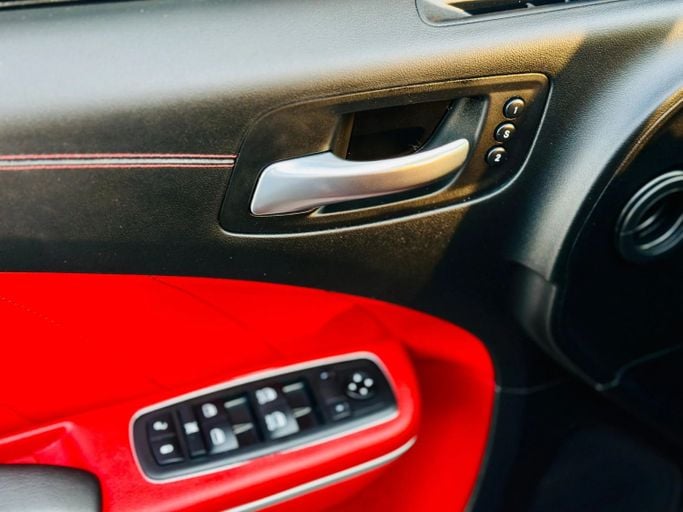 Подержанный Dodge Charger SRT VII (LD) Рестайлинг, 6.4 л, 2020 в Шардже от Kandy Cars Бордовый цвет. Американская | AUTO.AE