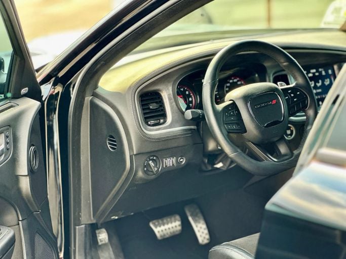 Подержанный Dodge Charger SRT VII (LD) Рестайлинг, 6.4 л, 2021 в Шардже от Kandy Cars Черный цвет. Американская | AUTO.AE