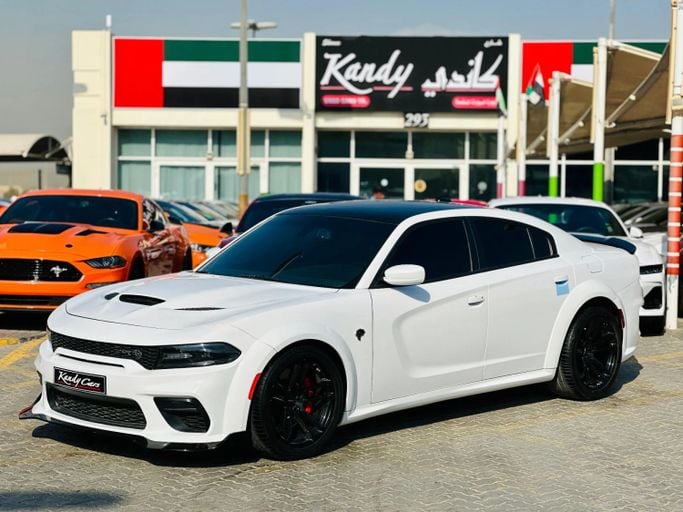 Подержанный Dodge Charger Hellcat VII (LD) Рестайлинг, 6.2 л, 2020 в Шардже от Kandy Cars Белый цвет. Американская | AUTO.AE