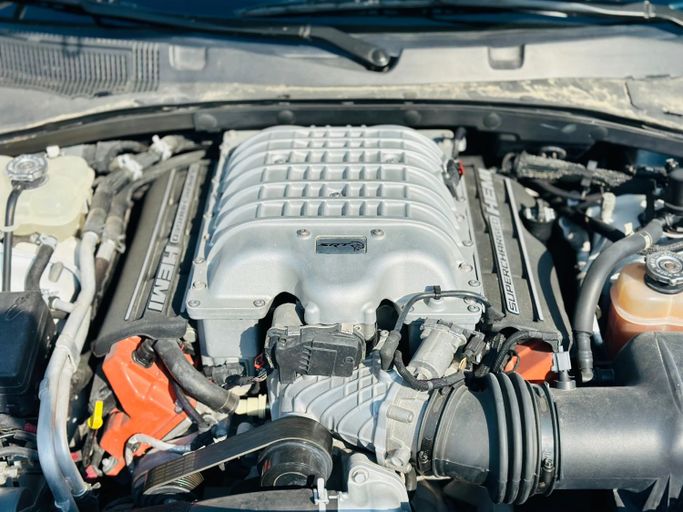 Подержанный Dodge Charger Hellcat VII (LD) Рестайлинг, 6.2 л, 2020 в Шардже от Kandy Cars Белый цвет. Американская | AUTO.AE