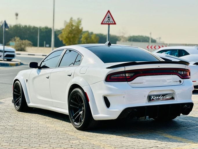 Подержанный Dodge Charger Hellcat VII (LD) Рестайлинг, 6.2 л, 2020 в Шардже от Kandy Cars Белый цвет. Американская | AUTO.AE