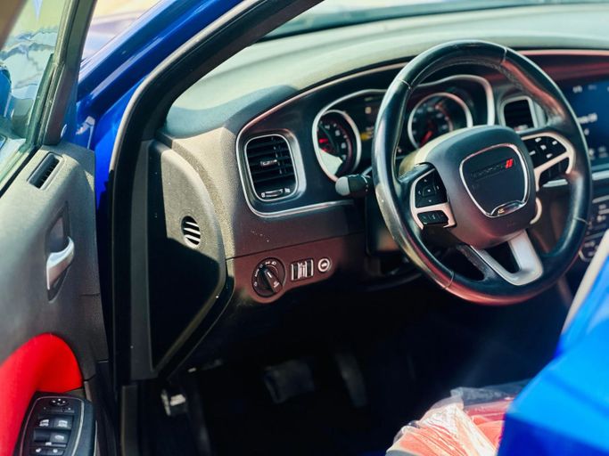 Подержанный Dodge Charger SXT VII (LD) Рестайлинг, 3.6 л, 2018 в Шардже от Kandy Cars Синий цвет. Американская | AUTO.AE