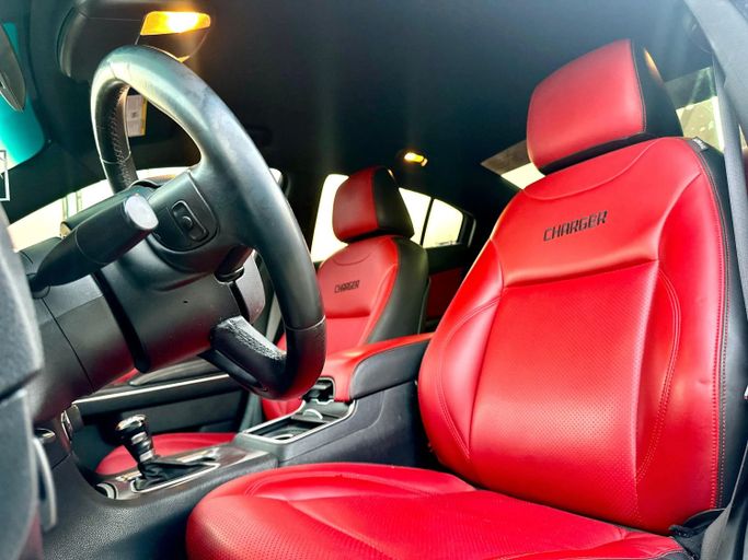 Подержанный Dodge Charger SXT VII (LD) Рестайлинг, 3.6 л, 2018 в Шардже от Kandy Cars Белый цвет. Американская | AUTO.AE