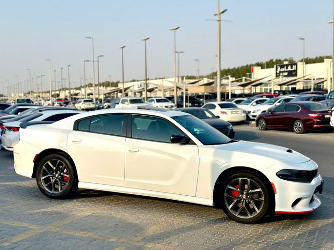Подержанный Dodge Charger GT VII (LD) Рестайлинг, 3.6 л, 2022 в Шардже от Kandy Cars Белый цвет. Американская | AUTO.AE