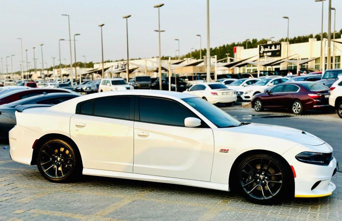 Подержанный Dodge Charger SRT VII (LD) Рестайлинг, 6.4 л, 2022 в Шардже от Kandy Cars Белый цвет. Американская | AUTO.AE