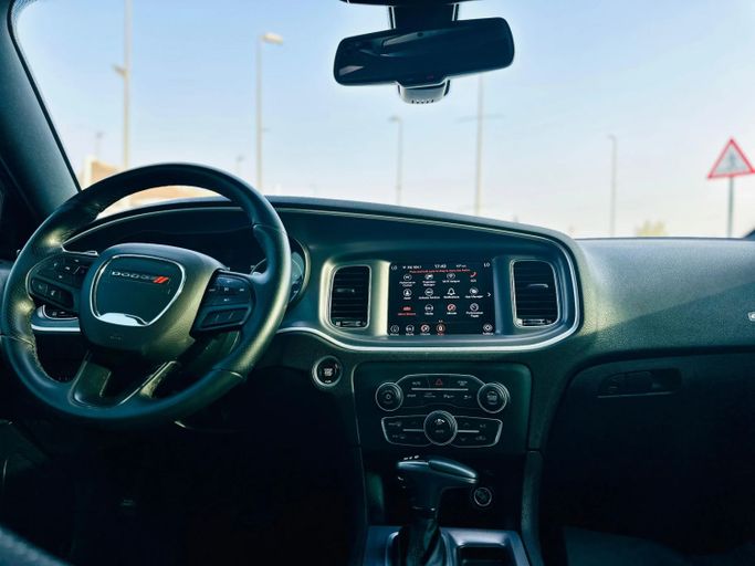 Подержанный Dodge Charger R_T VII (LD) Рестайлинг, 5.7 л, 2022 в Шардже от Kandy Cars Белый цвет. Американская | AUTO.AE