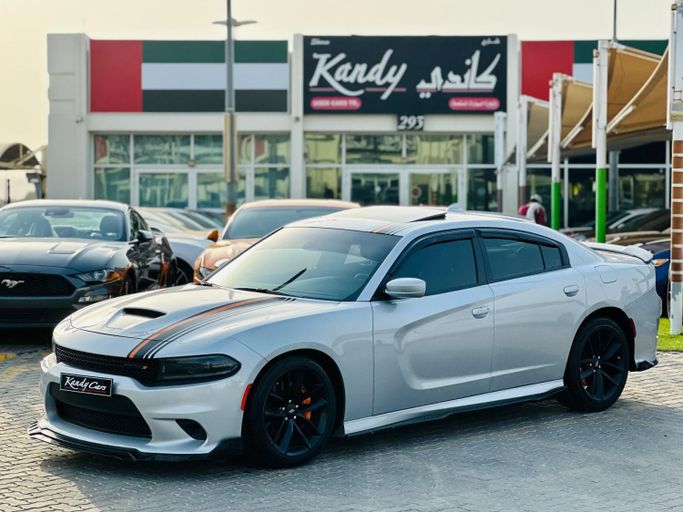 Подержанный Dodge Charger GT VII (LD) Рестайлинг, 3.6 л, 2022 в Шардже от Kandy Cars Серебристый цвет. Американская | AUTO.AE