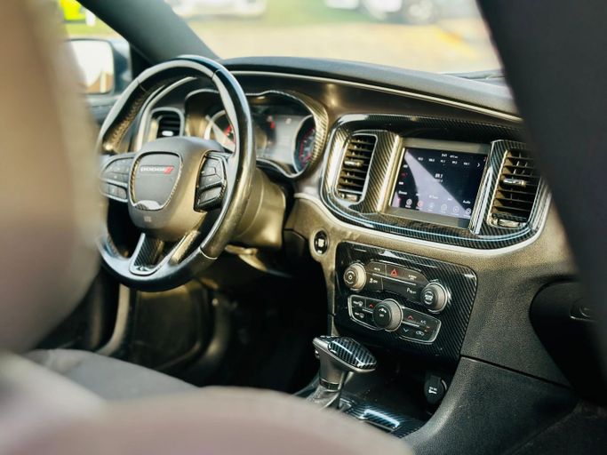 Подержанный Dodge Charger SXT VII (LD) Рестайлинг, 3.6 л, 2020 в Шардже от Kandy Cars Серебристый цвет. Американская | AUTO.AE