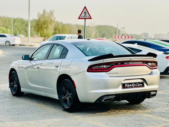Подержанный Dodge Charger SXT VII (LD) Рестайлинг, 3.6 л, 2020 в Шардже от Kandy Cars Серебристый цвет. Американская | AUTO.AE