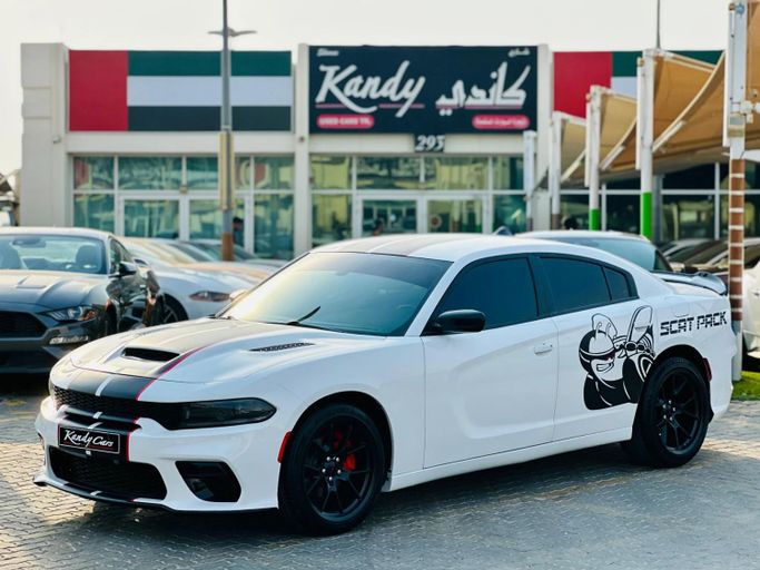 Подержанный Dodge Charger SXT VII (LD) Рестайлинг, 3.6 л, 2022 в Шардже от Kandy Cars Белый цвет. Американская | AUTO.AE