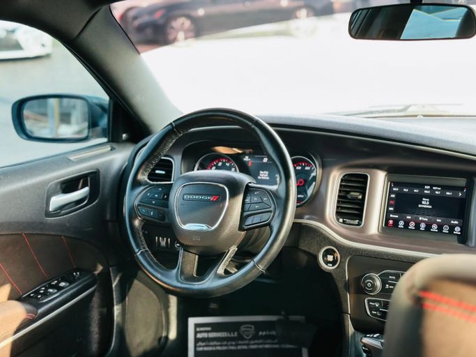 Подержанный Dodge Charger SXT VII (LD) Рестайлинг, 3.6 л, 2022 в Шардже от Kandy Cars Белый цвет. Американская | AUTO.AE