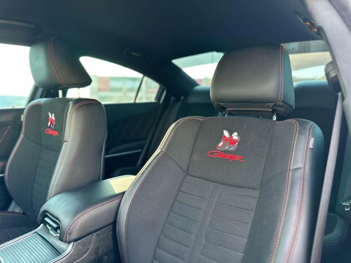 Подержанный Dodge Charger SXT VII (LD) Рестайлинг, 3.6 л, 2022 в Шардже от Kandy Cars Белый цвет. Американская | AUTO.AE