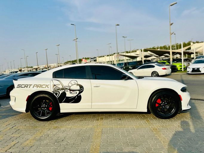 Подержанный Dodge Charger SXT VII (LD) Рестайлинг, 3.6 л, 2022 в Шардже от Kandy Cars Белый цвет. Американская | AUTO.AE