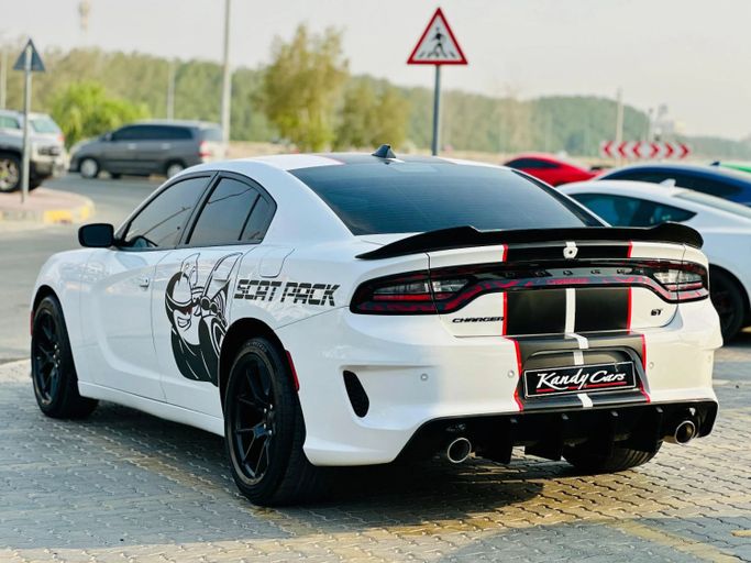 Подержанный Dodge Charger SXT VII (LD) Рестайлинг, 3.6 л, 2022 в Шардже от Kandy Cars Белый цвет. Американская | AUTO.AE