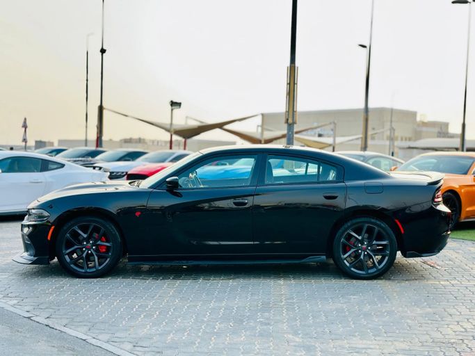 Подержанный Dodge Charger SXT VII (LD) Рестайлинг, 3.6 л, 2020 в Шардже от Kandy Cars Черный цвет. Американская | AUTO.AE