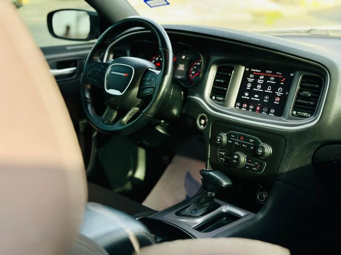 Подержанный Dodge Charger R_T VII (LD) Рестайлинг, 5.7 л, 2022 в Шардже от Kandy Cars Серебристый цвет. Американская | AUTO.AE