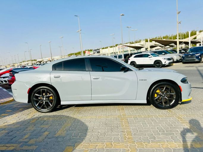 Подержанный Dodge Charger R_T VII (LD) Рестайлинг, 5.7 л, 2022 в Шардже от Kandy Cars Серебристый цвет. Американская | AUTO.AE